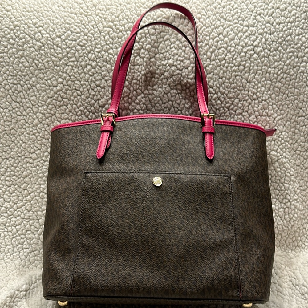 Great PRELOVED condition Michael Kors Jet Set Large TZ Snap Pocket Tote bag